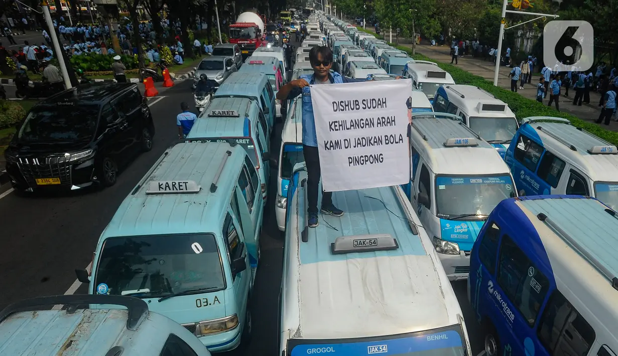 Demo Ratusan Sopir JakLingko di Balai Kota Jakarta Menuntut Keadilan Dari Pihak Dishub